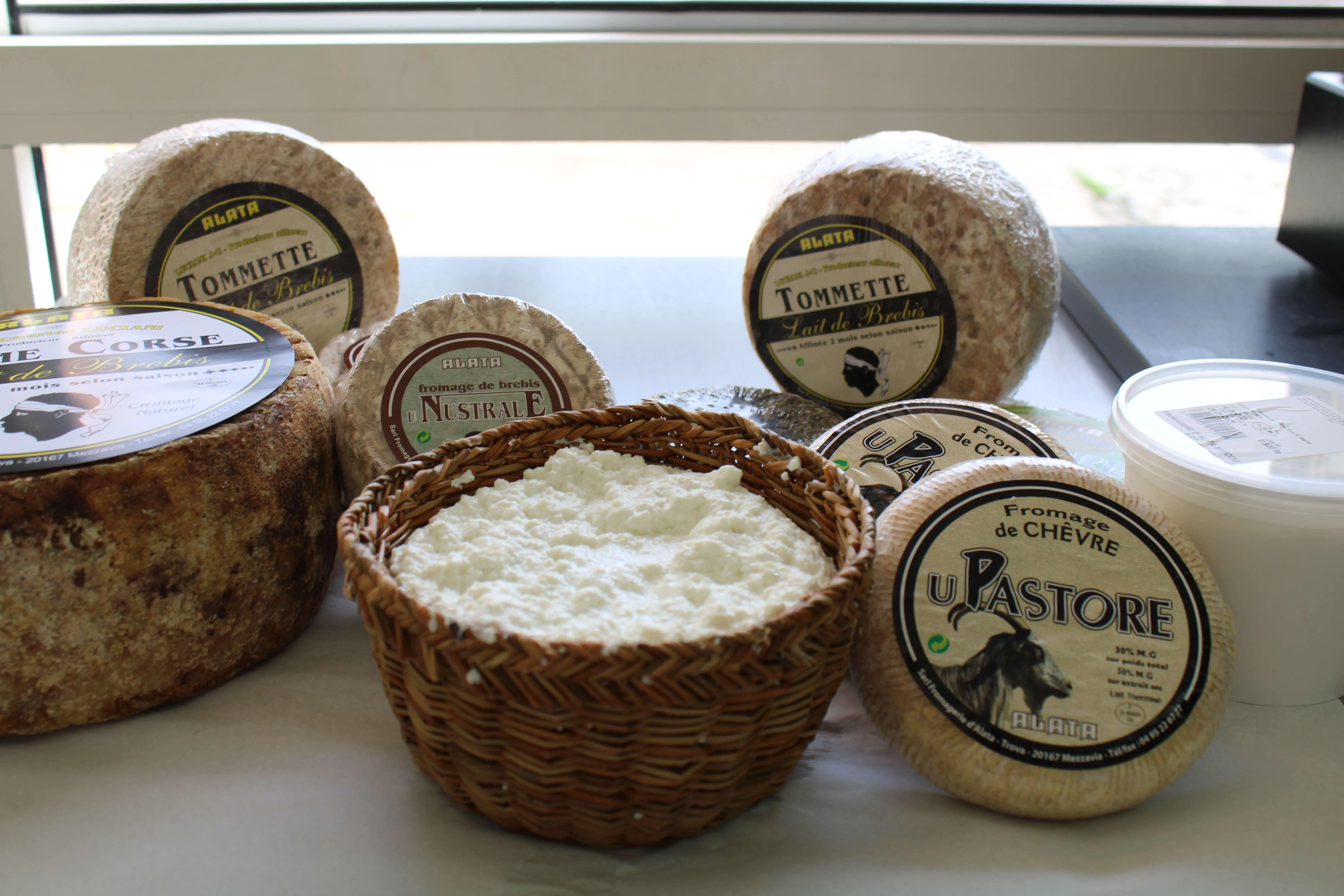 Produits de la Fromagerie d’Alata présentés sur une table.